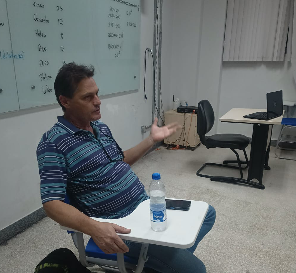 Walner durante diálogo com estudantes EJA